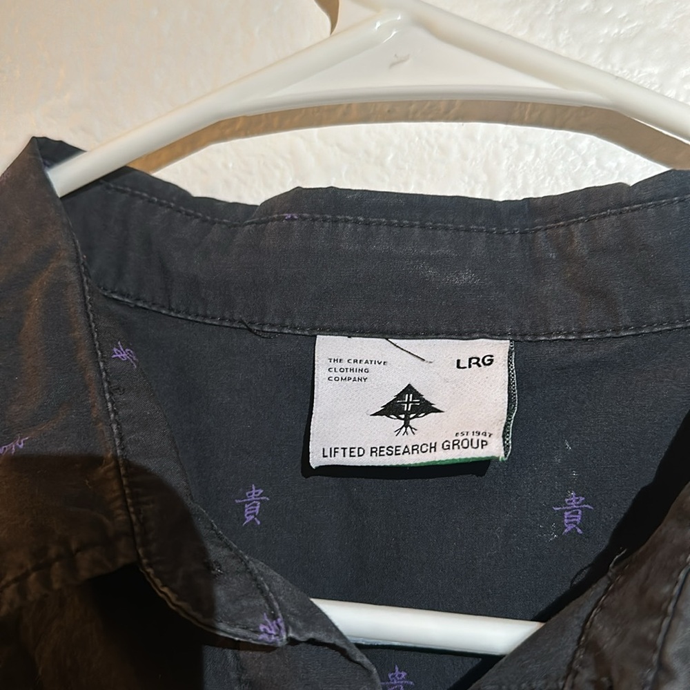 Lrg button up - Picture 3 of 6